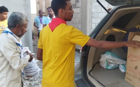 كشافة أبين ومكتب الأمل فرع المحافظة ينفذون مشروع توزيع إفطار الصائم لعدد 500 وجبة في أول أيام شهر رمضان المبارك