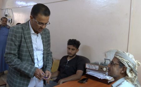 الأمين العام لمحلي حضرموت ووكلاء المحافظة يتفقدون سير العمل في المؤسسات والدوائر الحكومية خلال أول أيام الدوام بالشهر المبارك