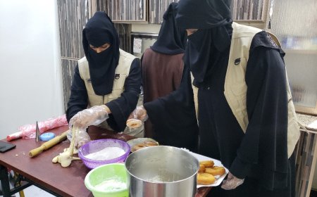 15 متدربة في صناعة المعجنات والمواد الغذائية يساهمن في مشروع مطبخ الأيادي البيضاء الإنساني في عدن