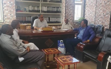 مدير عام عتق يلتقي مديري الأشغال العامة والأوقاف بالمحافظة لمناقشة قضايا الأشغال العامة بالمديرية