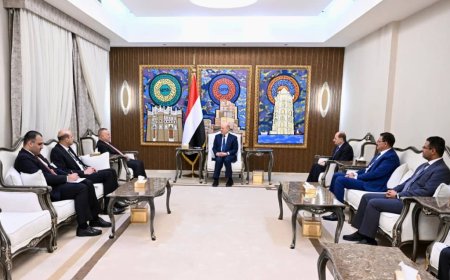 رئيس مجلس القيادة يستقبل سفير جمهورية العراق