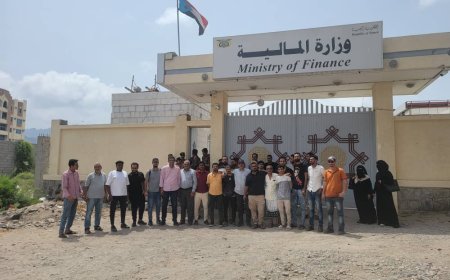 وقفة احتجاجية لموظفي صندوق صيانة الطرق أمام وزارة المالية لتغيير المدير المالي