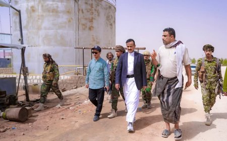 المحافظ بن الوزير يزور مؤسسة كهرباء عتق ويؤكد تحسين الخدمة خلال رمضان