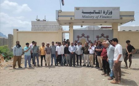 موظفو صندوق صيانة الطرق أمام وزارة المالية للمطالبة بتغيير المدير المالي