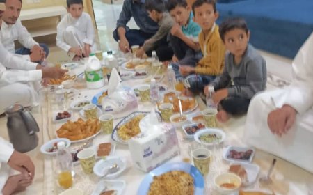 رجل البر الحاج سعيد اليافعي يقيم وجبة إفطار بالسعودية لبعثة فريق مديرية يافع سرار المشارك في اولمبياد "ماث كيدز"