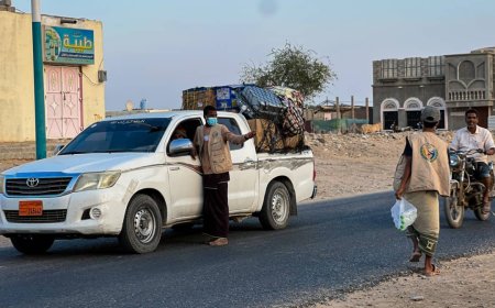 ملتقى شباب رهديد يواصل مبادرته الرمضانية بتوزيع وجبات إفطار صائم على عابرين سبيل