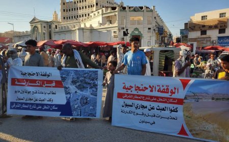 حضرموت : وقفة احتجاجية لسكان النخل تطالب بإعادة فتح جولة أول مايو بسيئون