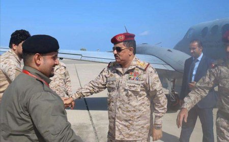 وزير الدفاع يعود إلى عدن بعد جولة خارجية لتعزيز التعاون العسكري
