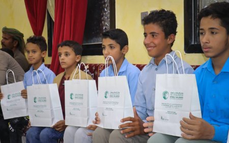 توزيع سماعات أذن لطلاب ذوي الإعاقة السمعية ضمن مشروع الاستجابة لتنمية القدرات بشبوة