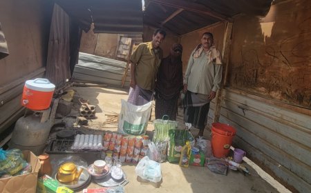 "لحظة أجر و تراحم" يقدمان مساعدة إنسانية لأسرة فقيرة بأبين