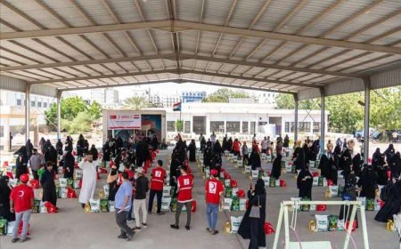 مؤسسة إثراء للتنمية توزيع سلال غذائية للكفيفات في محافظة عدن
