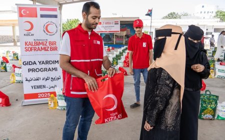 الهلال الأحمر التركي يوزع سلل غذائية في عدن