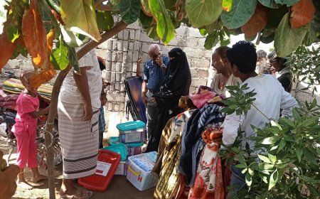 الوحدة التنفيذية بالحديدة تقدم مساعدات عاجلة لأسرة متضررة من حريق في الخوخة 