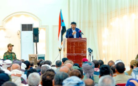 الرئيس الزُبيدي يعقد لقاءً موسعا بالقيادات المحلية والعسكرية والأمنية والشخصيات الاجتماعية بمحافظة أبين 