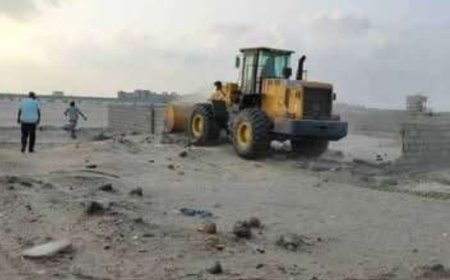 عدن.. وحدة حماية الأراضي تزيل تعديات على مخطط مستشفى السرطان في خور مكسر