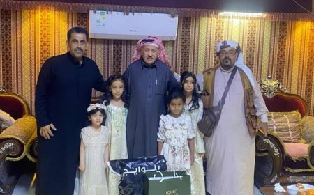 الشيخ صالح العزاني يكرم الطالبه اسماء باهرمز المشاركة بمسابقة الحساب بمنزله