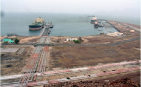 وصول سفينة تحمل 11,500 طن من مادة الديزل الى ميناء الزيت بالبريقة لمحطات توليد الكهرباء عدن