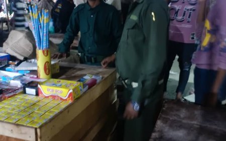 قائد شرطة زنجبار يكلف أفراد من أمن المديرية بالنزول إلى سوق المدينة بيع الألعاب النارية بسوق المدينة