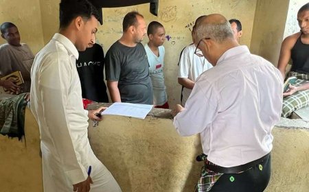 رئيس نيابة استئناف حضرموت يتفقد أوضاع المحتجزين في مركز أمن باعبود بالمكلا