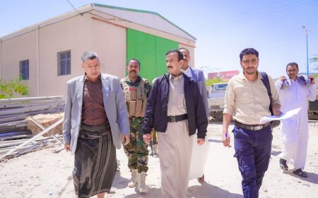المحافظ بن الوزير يتفقد مؤسسة المياه ويوجه بضمان استقرار خدماتها