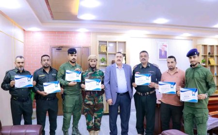 مدير أمن العاصمة عدن يُكرم عدد من الضباط والجنود نجحوا في ضبط عصابة تزوير أختام حكومية رسمية بخور مكسر