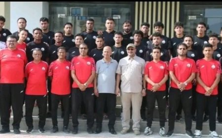 فيما تم تكريمة بدرع الاتحاد: طارق صالح يشيد بجهود المنتخب الوطني ويدعوه للتفاني في تمثيل اليمن