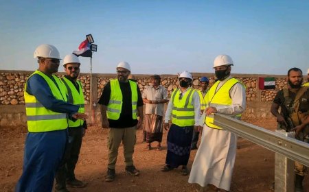 محافظ سقطرى الثقلي يطلع على سير الأعمال التجهيزية لمحطتي نور زايد 5 و6 في منطقتي موري وعلامة