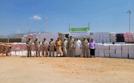 بدعم من القوات المشتركة.. محافظ سقطرى وقيادة قوة 808 للدعم والإسناد يدشنون توزيع السلال الغذائية والتمور للأسر الأكثر احتياجًا