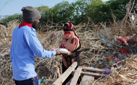 قوات درع الوطن توزع وجبات إفطار في خنفر بالتعاون مع كشافة أبين
