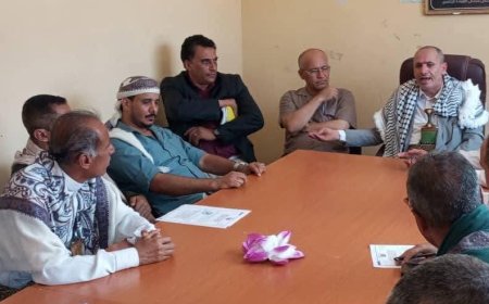 وكيل اول محافظة تعز يناقش عدد من القضايا الخدمية ومستوى الأداء في مديرية المظفر