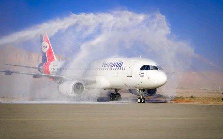 نائب الرئيس ووزير النقل ومحافظ شبوة يدشنون أولى رحلات الخطوط الجوية اليمنية من مطار عتق الدولي