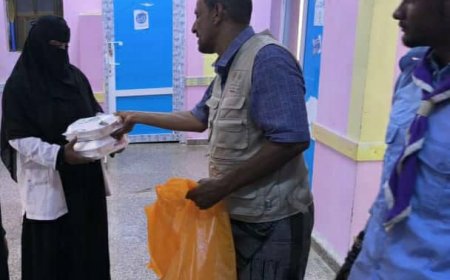 كشافة أبين توزع وجبات إفطار الصائم في زنجبار بدعم من قوات درع الوطن