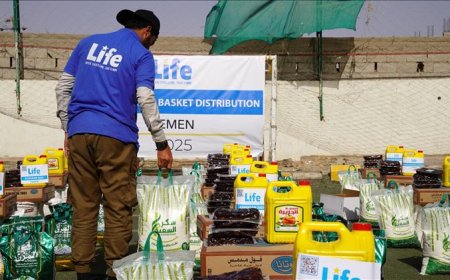 منظمة لايف توزع سلال غذائية رمضانية على أكثر من 200 أسرة نازحة في مأرب
