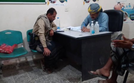 قائد حزام مديرية جيشان يلتقي بمدير مكتب الصحة لمناقشة الأوضاع الصحية في المديرية