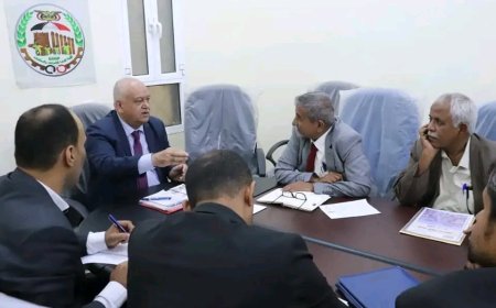 وزير الخدمة المدنية والتأمينات يتفقد فرع هيئة التأمينات بشبوة ويعقد اجتماعًا مع قيادات فروع الوزارة بالمحافظة