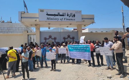 خلال وقفة احتجاجية.. موظفو صندوق صيانة الطرق نناشد الدكتور رشاد العليمي واللواء عيدروس الزبيدي للتدخل الفوري لإيقاف العرقلة المتعمدة من قبل وزارة المالية