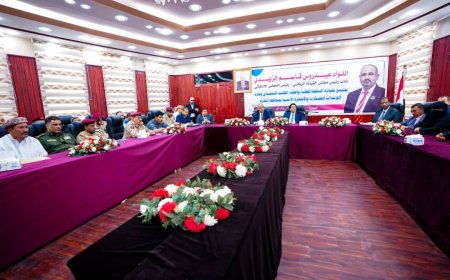 الرئيس القائد عيدروس الزُبيدي يرأس اجتماعًا للسلطة المحلية والقادة العسكريين والأمنيين بمحافظة المهرة