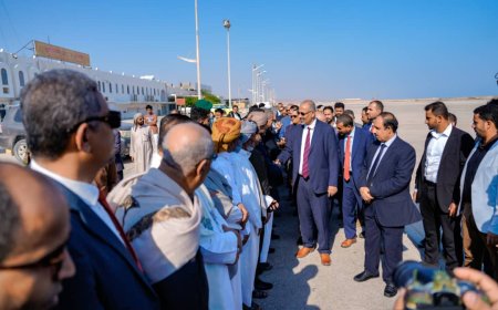 الرئيس القائد عيدروس الزُبيدي يصل إلى المكلا وسط استقبال رسمي وشعبي