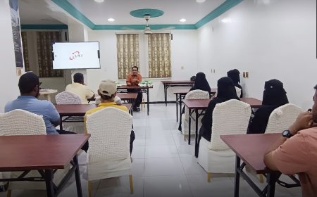 مؤسسة سواعد الخير الإنسانية تنظم محاضرة علمية حول التفكير المنطقي والبحث العلمي في علم الإدارة