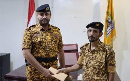 شرطة حراسة المنشآت بمأرب تكرم أحد منتسبيها لأمانته في تسليم مبلغ مالي ضائع