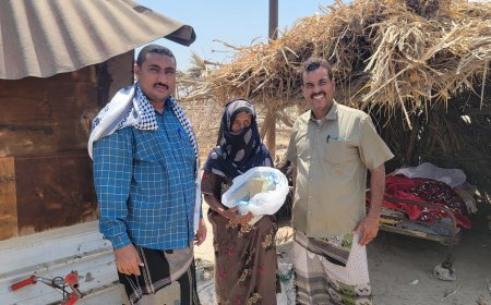 بتمويل من فاعلي خير .. "لحظة أجر و تراحم" يقدمان (مليون وستمائة وتسعة وعشرون ألف ريال يمني) لأسرة فقيرة بأبين