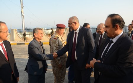 عضو مجلس القيادة الرئاسي رئيس المجلس الانتقالي الجنوبي اللواء عيدروس الزُبيدي يصل المكلا في زيارة تفقدية لحضرموت