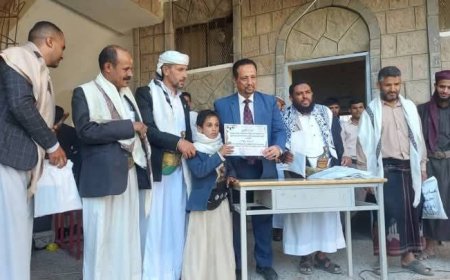 تعز...مدير الأوقاف بتعز يكرم 466 طالباً من طلاب الحلقات القرآنية في منطقة "وتير" مديرية المسراخ.