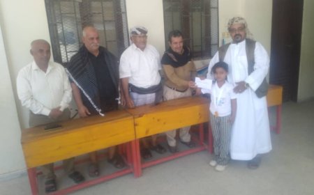 التلميذان صالح واسماء من مدرسة عوض موسى بلودر وتكريمهما من قبل المحافظ