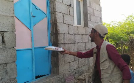 قوات درع الوطن توزع 1500 وجبة إفطار صائم في مناطق حصن بن عطية والرواء بمديرية خنفر بمحافظة أبين