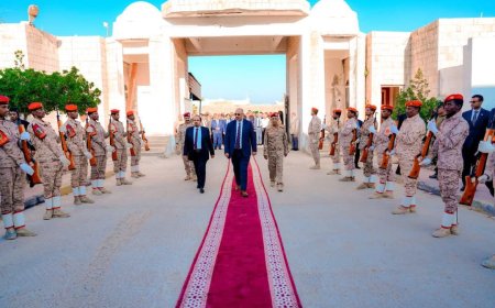 الرئيس الزُبيدي يتفقد سير العمل بقيادة المنطقة العسكرية الثانية ويشيد بجهودها في حفظ أمن واستقرار حضرموت