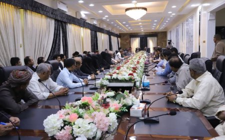 اللواء الزبيدي يعقد اجتماعًا بالسلطة المحلية والمكتب التنفيذي بحضرموت