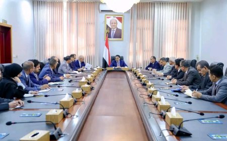رئيس الوزراء يعقد اجتماعاً حكومياً لمناقشة تحديات تراجع التمويل الدولي وإجراءات الحكومة للتعامل مع تصنيف الحوثي كجماعة إرهابية