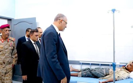 الزُبيدي يطّلع على سير العمل في المستشفى العسكري بالمكلا