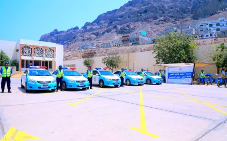 لملس والشعيبي يسلمان سيارات ودراجات نارية لشرطة السير في عدن